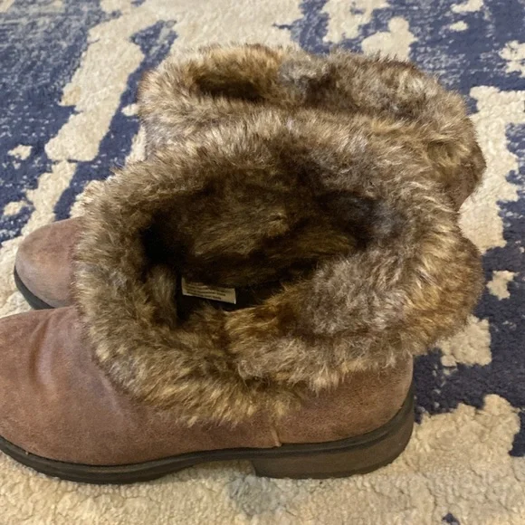 Candies cahoot Brown boots with Faux Fur Foldable Sides. Size 9.5. Rubber soles. - Picture 3 of 11